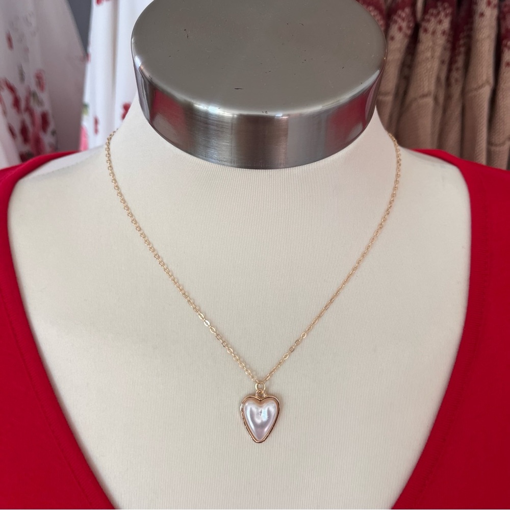 🏷️ Faux Pearl Heart Gold Tone Necklace